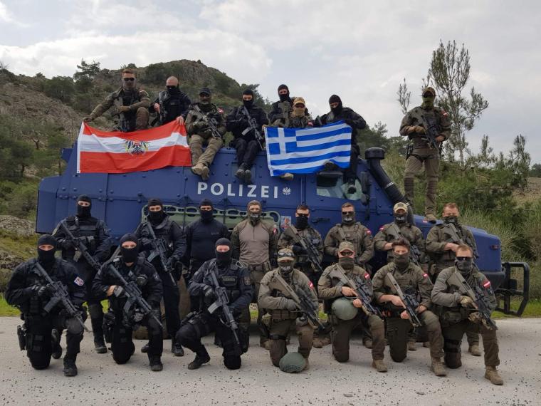 Οι Αυστριακοί αστυνομικοί της ΕΚΟ COBRA και οι Έλληνες αστυνομικοί της ΕΚΑΜ Θεσσαλονίκης. Διακρίνονται οι αραβίδες Μ4 και τα αυστριακά Steyr AUG