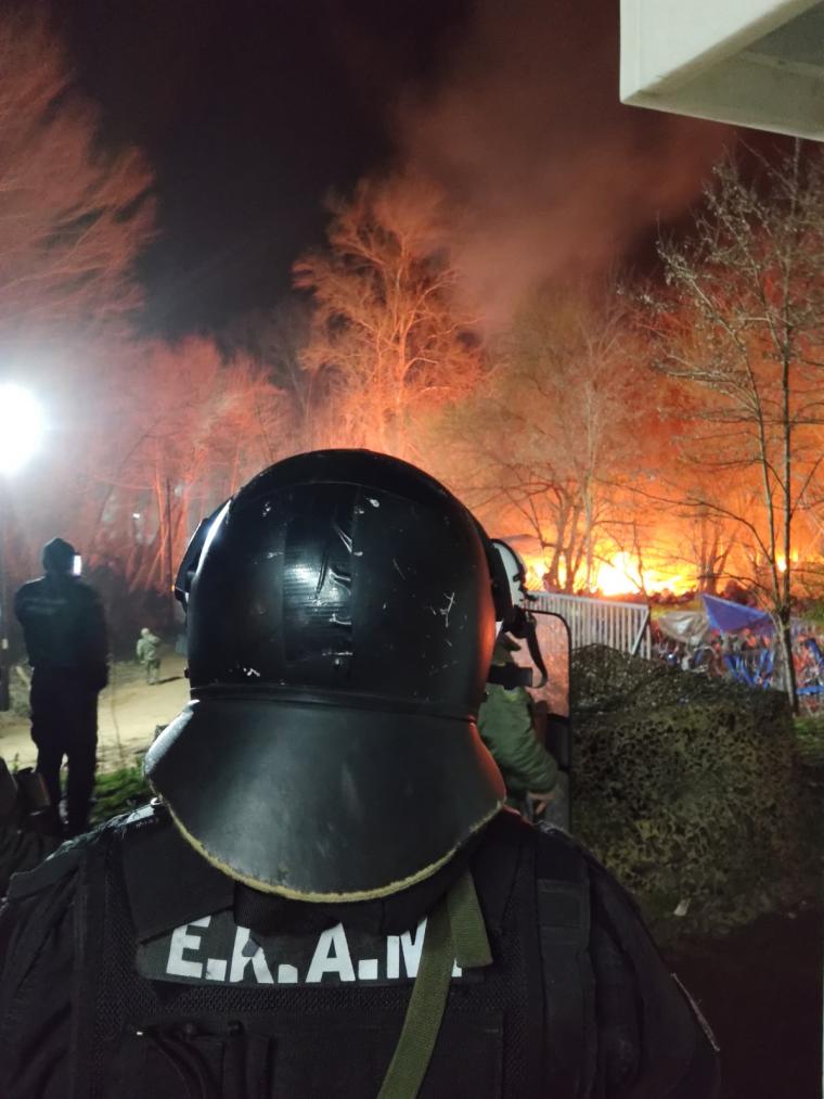Οι άνδρες της ΕΚΑΜ εγγύς του τελωνείου των Καστανιών κυριολεκτικά στη πρώτη γραμμή.