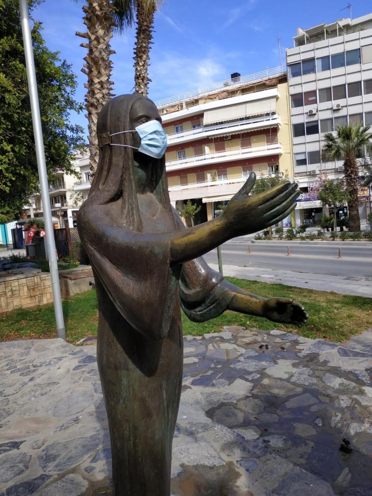 άγαλμα με μάσκα