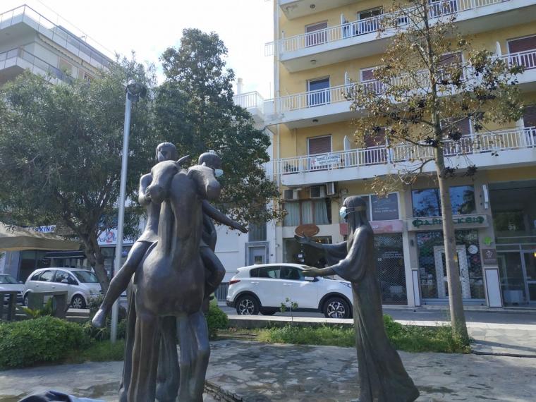 άγαλμα με μάσκα