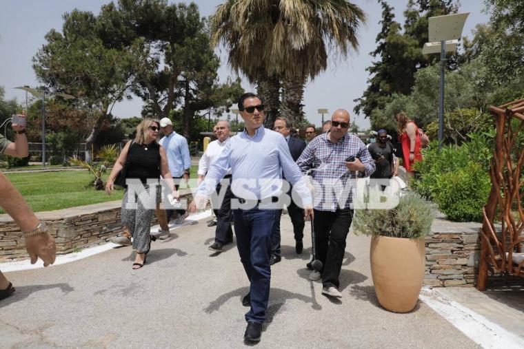 ο Άδωνις στις παραλίες