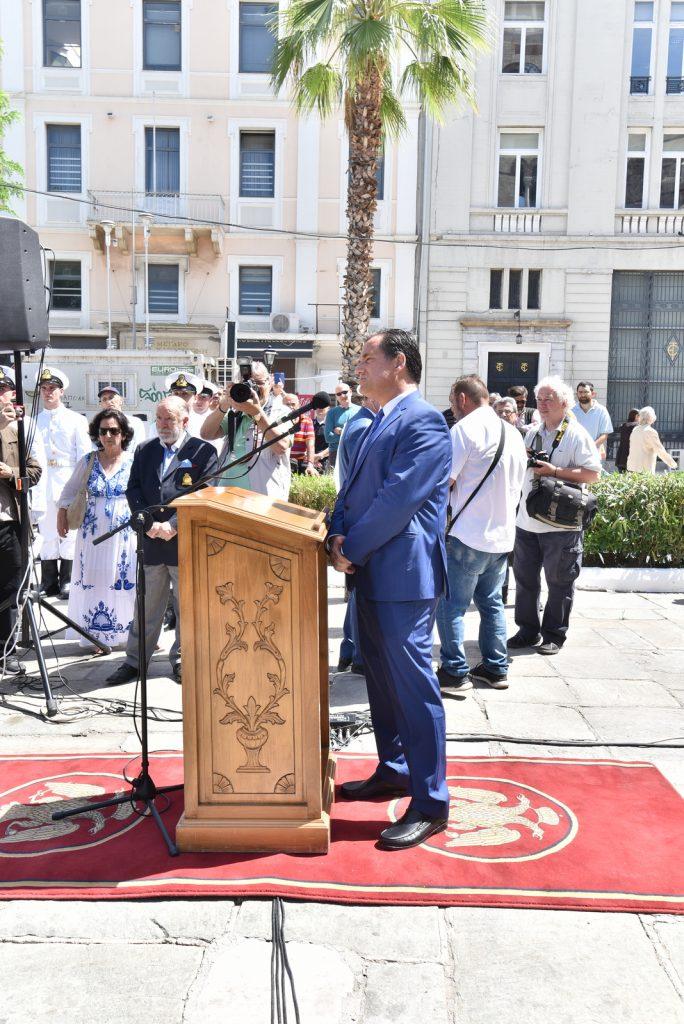 Αποκαλυπτήρια ανδριάντα στην Μητρόπολη Πειραιώς
