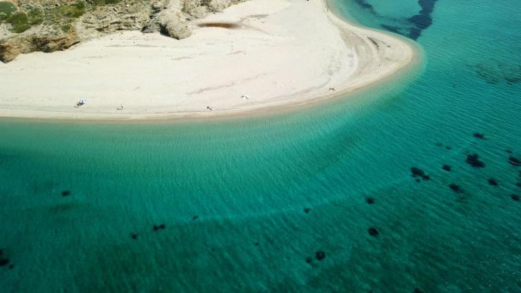 Πού βρίσκεται η ονειρική παραλία του σποτ για τον τουρισμό ...