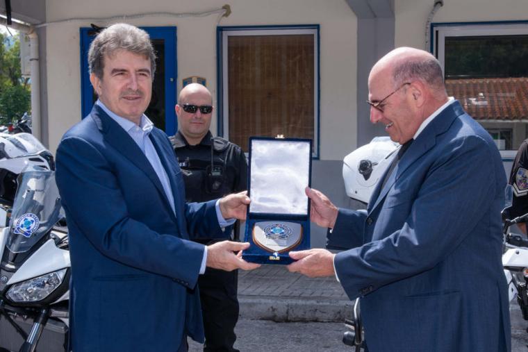 Ο Μιχάλης Χρυσοχοΐδης στην παράδοση μοτοσυκλετών