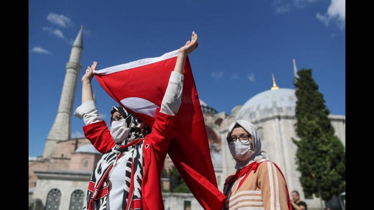 Συγκέντρωση Τούρκων στην Αγία Σοφία