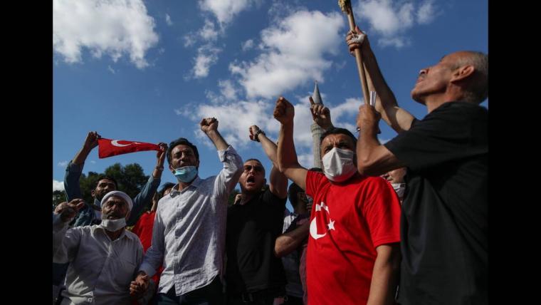 Συγκέντρωση Τούρκων στην Αγία Σοφία