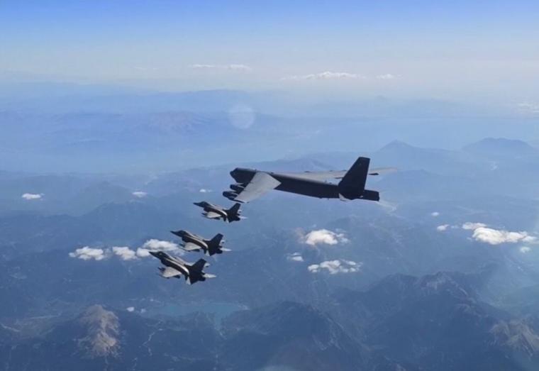 Ελληνικά F-16 συνοδεύουν B-52