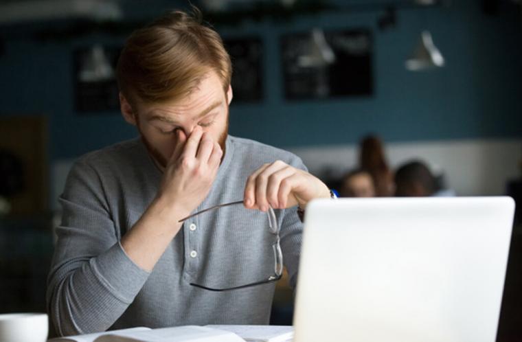 Πήγαινε μέχρι την τουαλέτα και πλύνε το πρόσωπο σου