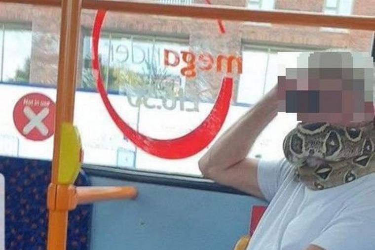 άντρας με φίδι