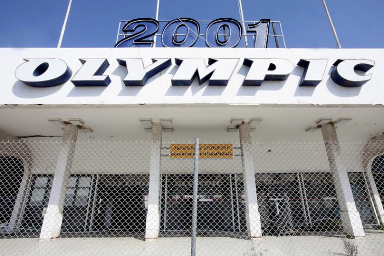 Η ταμπέλα με το σήμα της Ολυμπιακής κατεδαφίστηκε μαζί με το κτίριο