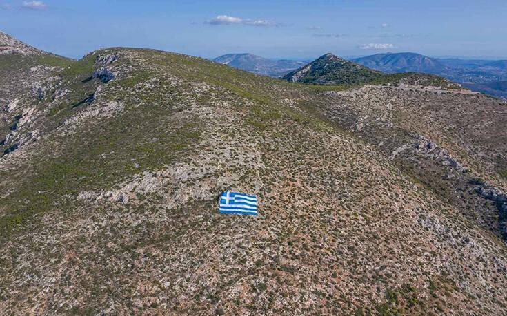 Ελληνική σημαία στον Υμηττό