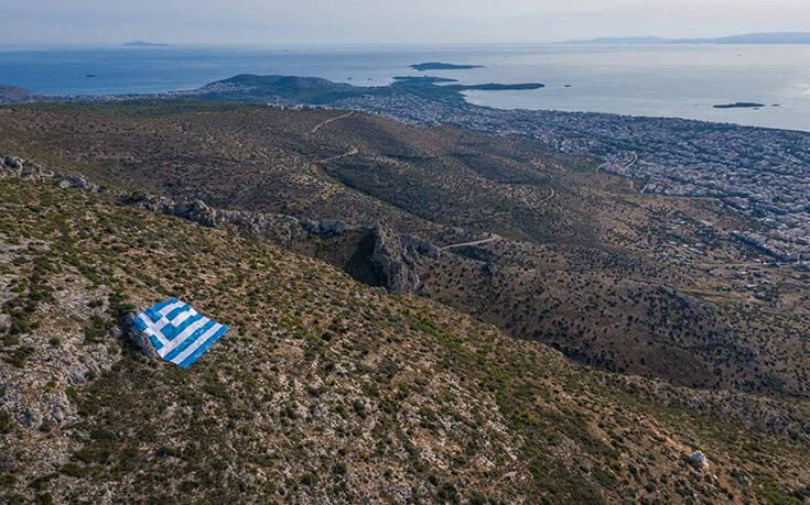 Ελληνική σημαία στον Υμηττό