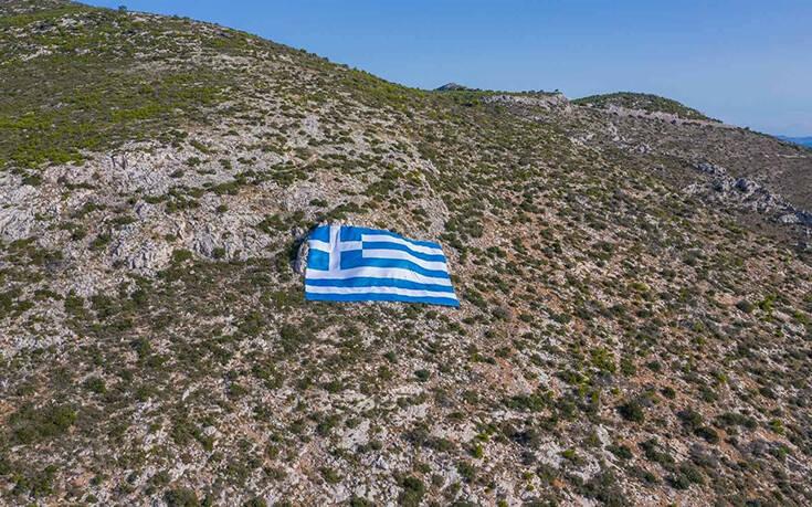 Ελληνική σημαία στον Υμηττό