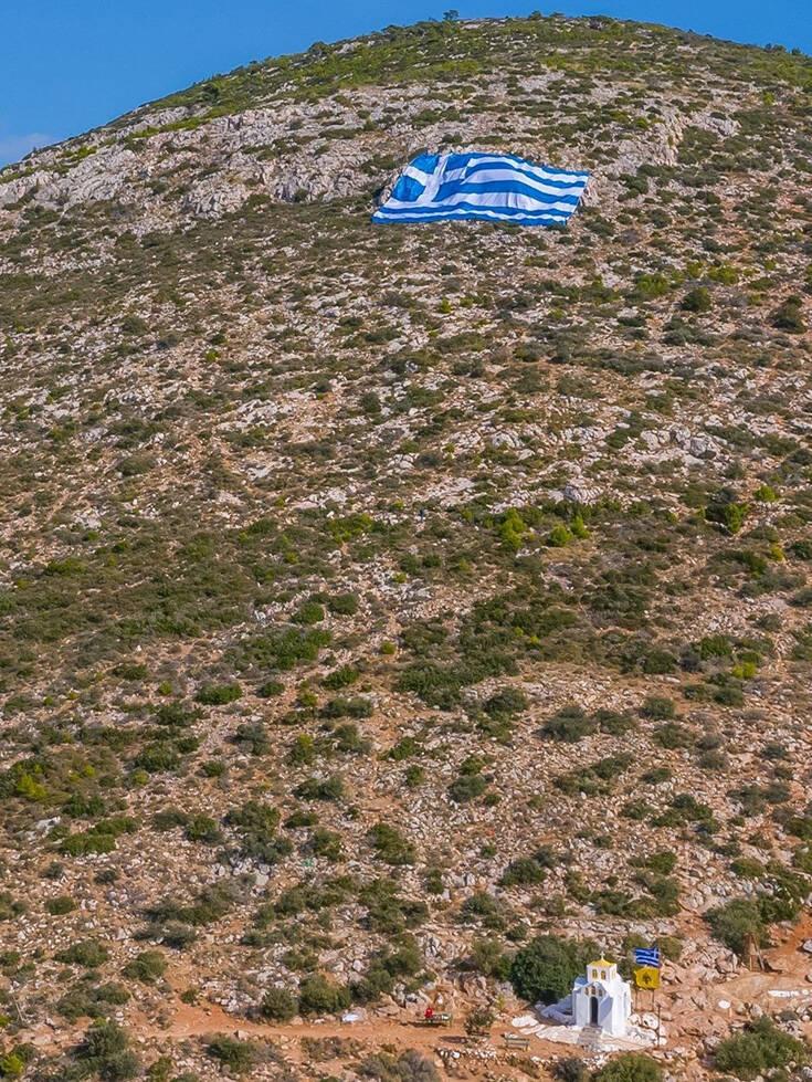 Ελληνική σημαία στον Υμηττό