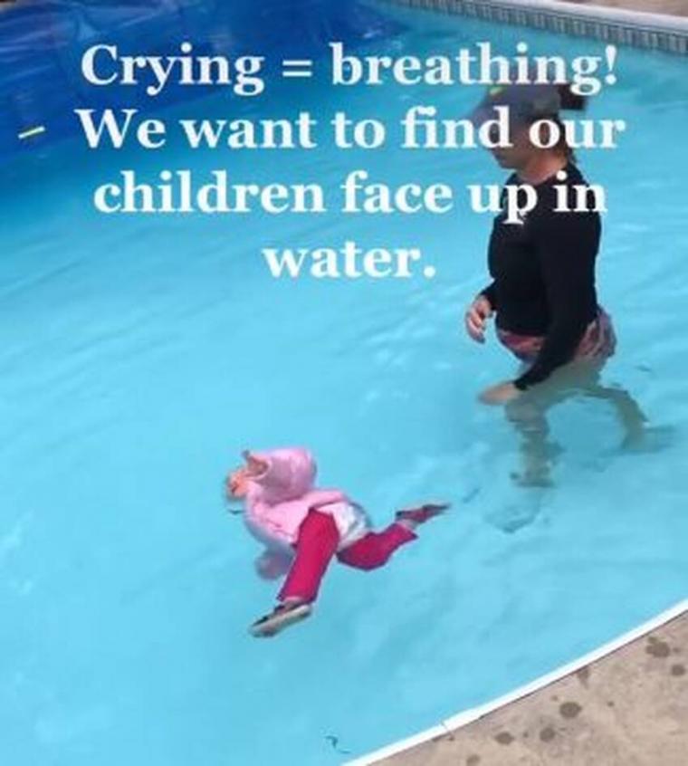 μωρό σε πισίνα