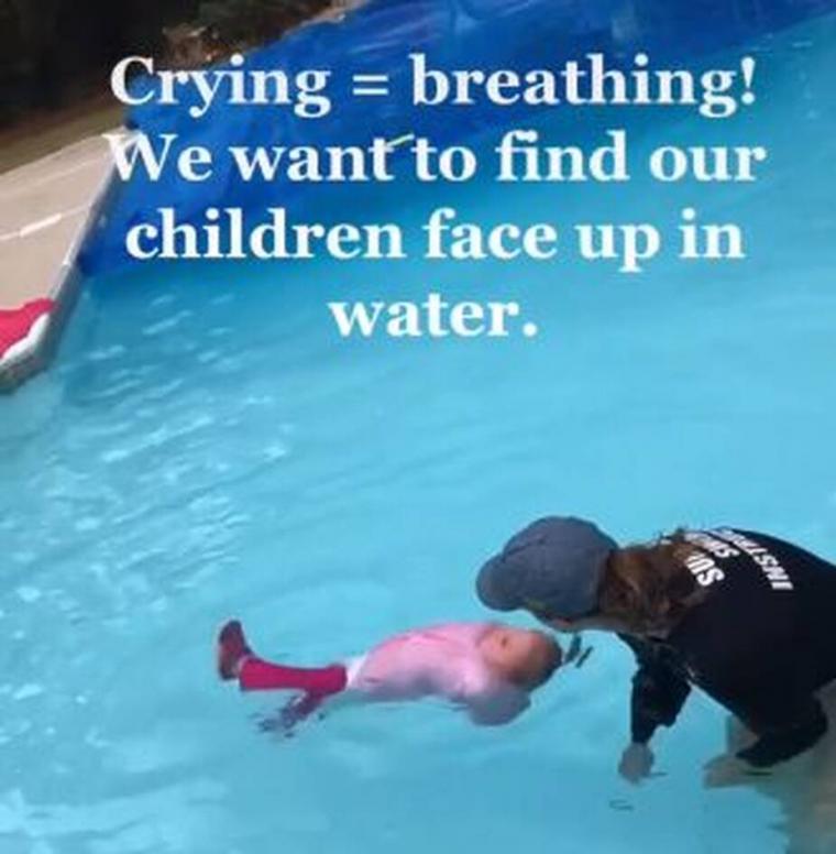 μωρό σε πισίνα