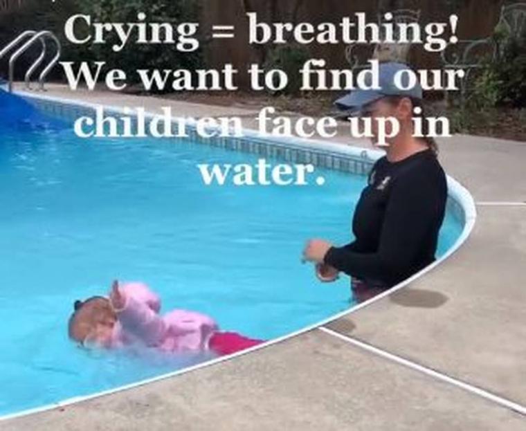 μωρό σε πισίνα