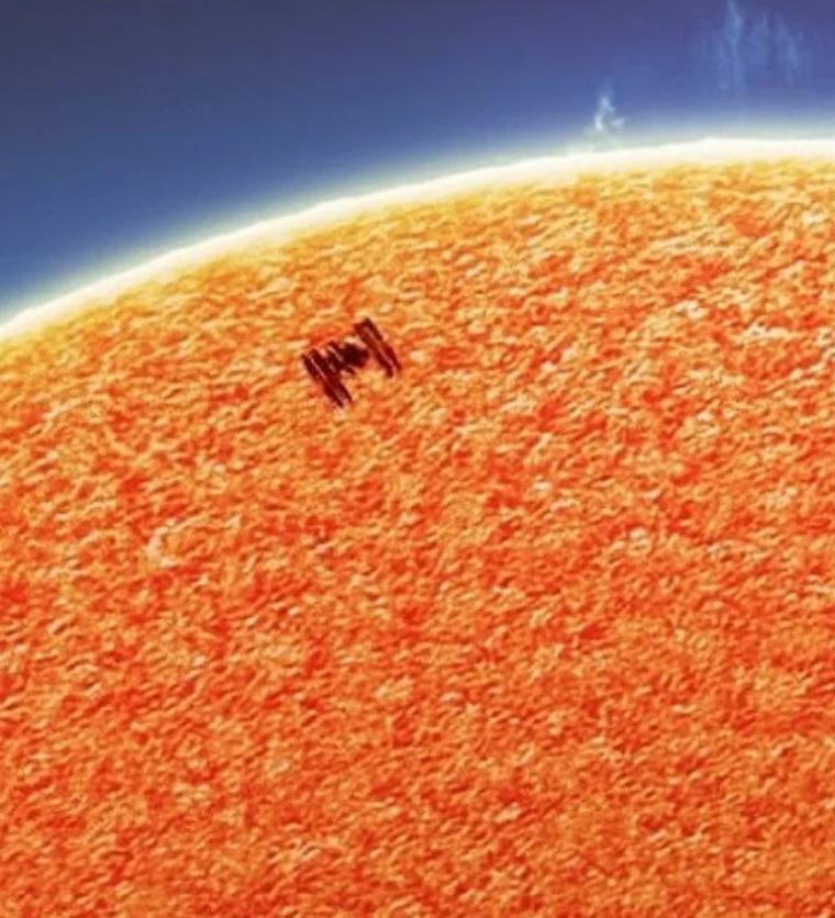 O Διεθνής Διαστημικός Σταθμός μπροστά από τον ήλιο