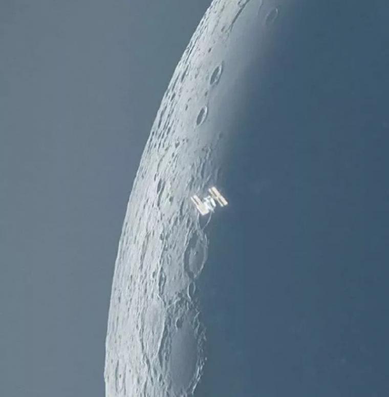 Ο Διεθνής Διαστημικός Σταθμός και στο βάθος η Σελήνη