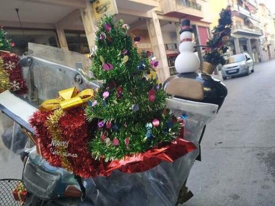 Χριστουγεννιάτικο δέντρο μηχανάκι
