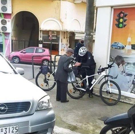 Ντροπή! Αστυνομικός έδωσε πρόστιμο σε 95χρονο γιατί δεν φορούσε σωστά τη μάσκα