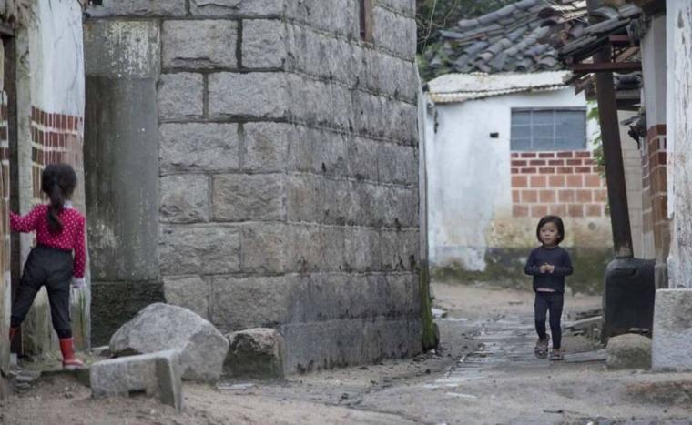 Αν μείνεις στην πόλη Kaesong, σε κλειδώνουν σε ένα συγκρότημα με παλιά σπίτια