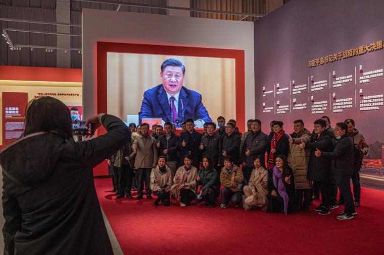Φωτογραφία μπροστά στο τεράστιο πορτρέτο που Κινέζου προέδρου