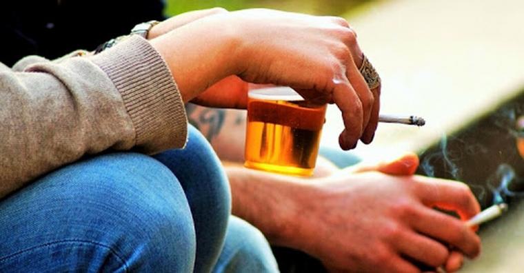 Συνήθως παίρνουμε βάρος όχι μόνο από το αλκοόλ αλλά και από τα συνοδευτικά που μπαίνουν στο ποτό.