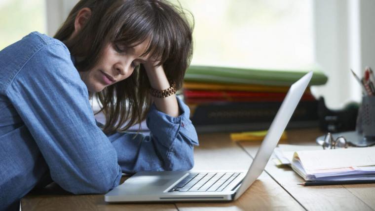 Αναιμία: Είναι η ανεπάρκεια ερυθρών αιμοσφαιρίων, τα οποία μεταφέρουν οξυγόνο σε όλο το σώμα. Λιγότερο οξυγόνο σημαίνει λιγότερη ενέργεια και περισσότερη κούραση.