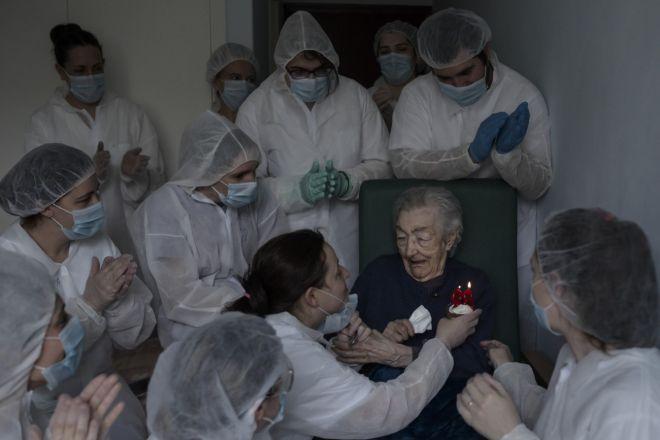 Νικητής στην κατηγορία COVID-19 ο Brais Lorenzo Couto με τη γιαγιά στο νοσοκομείο. Τίτλος φωτογραφίας, "Birthday"