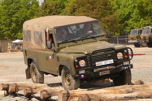 Land Rover Defender 