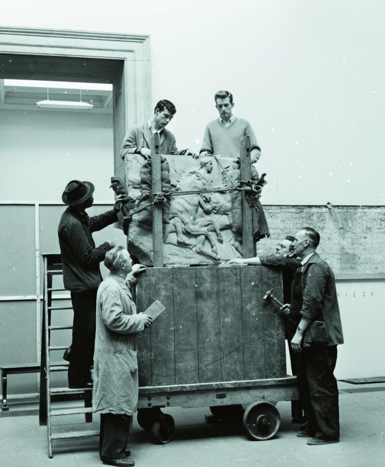 Εργάτες ξεφορτώνουν τμήμα της ζωφόρου του Παρθενώνα κατά τη μεταφορά του σε νέα αίθουσα του Βρετανικού Μουσείου τον Δεκέμβριο του 1961