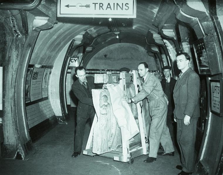 1945: «Επιχείρηση Elgin». Τα Μάρμαρα μεταφέρονται από το Aldwych Tube όπου φυλάσσονταν για να γλιτώσουν από τους βομβαρδισμούς των ναζί στο Βρετανικό Μουσείο