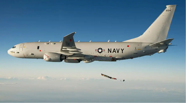 Ένα αμερικανικό P-8 ρίχνει μία τορπίλα Mk 54