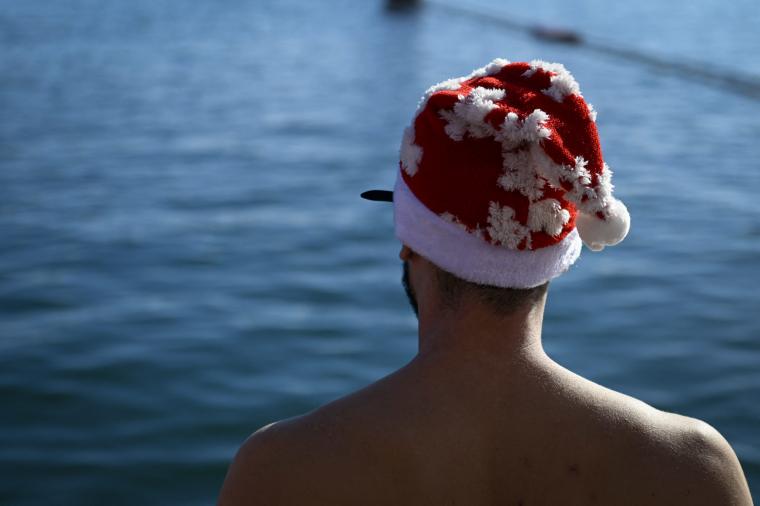 Ένας συμμετέχων περιμένει να πηδήξει στο νερό κατά τη διάρκεια της 113ης διοργάνωσης του κολυμβητικού αγώνα Copa Nadal (Κύπελλο Χριστουγέννων) στο Port Vell της Βαρκελώνης στις 25 Δεκεμβρίου 2022. - Ο παραδοσιακός χριστουγεννιάτικος αγώνας κολύμβησης 200 μέτρων συγκέντρωσε περίπου 300 συμμετέχοντες στο Port Vell της Βαρκελώνης (παλιό λιμάνι)