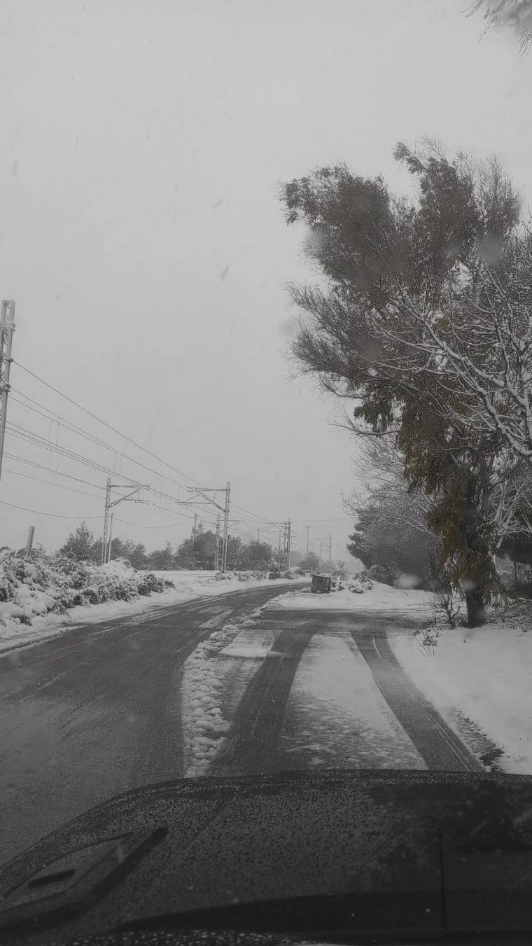 Χιονόπτωση σημειώνεται αυτή την ώρα στο Κρυονέρι Αττικής