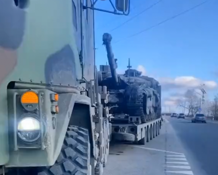 Twitter - Ουκρανού μεταφέρουν ρωσικό T-90M με Oshkosh M1070 HET
