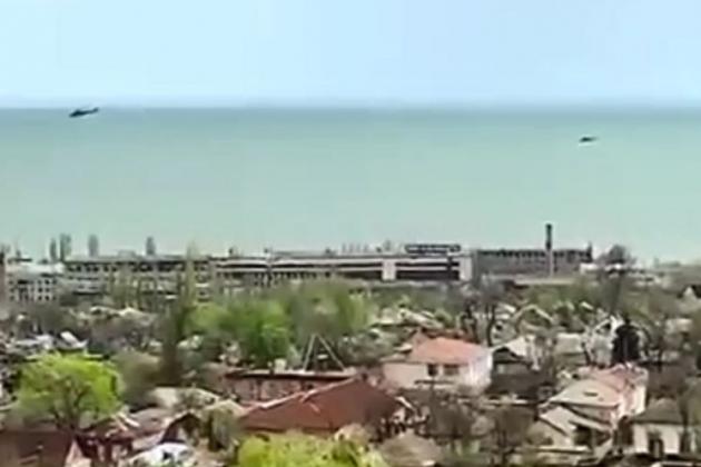 ρωσικά ελικόπτερα πάνω από την Μαριούπολη λίγο πριν την επίθεση