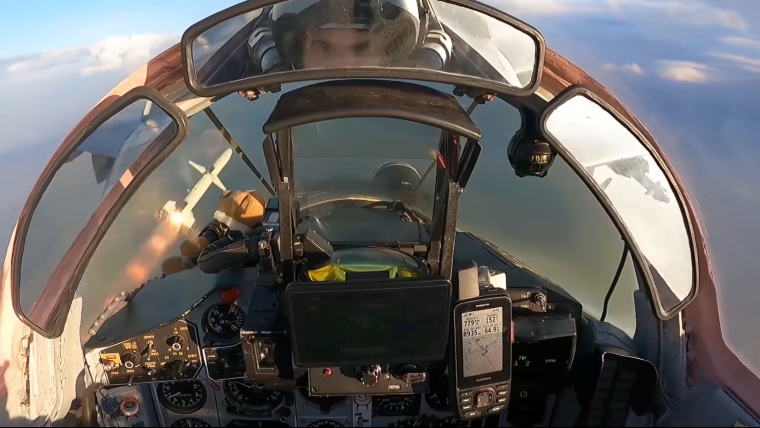 πιλοτήριο ουκρανικού MiG-29 όσο εκτοξεύει πύραυλο