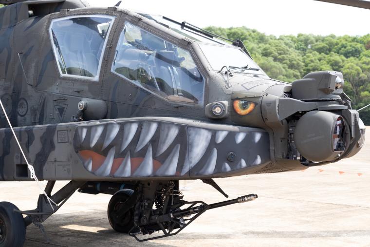 ταϊβανέζικα AH-63E Apache με βαφή καρχαρία τίγρη
