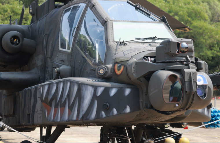 ταϊβανέζικα AH-63E Apache με βαφή καρχαρία τίγρη