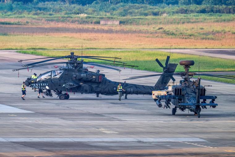 ταϊβανέζικα AH-63E Apache με βαφή καρχαρία τίγρη