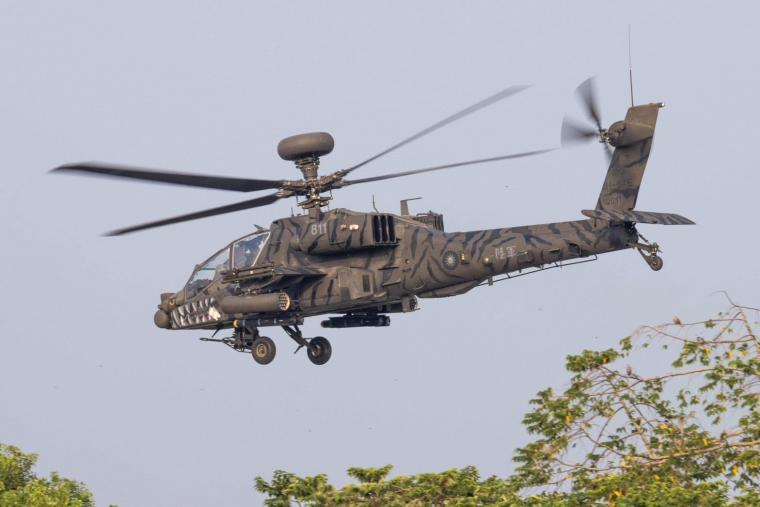ταϊβανέζικα AH-63E Apache με βαφή καρχαρία τίγρη