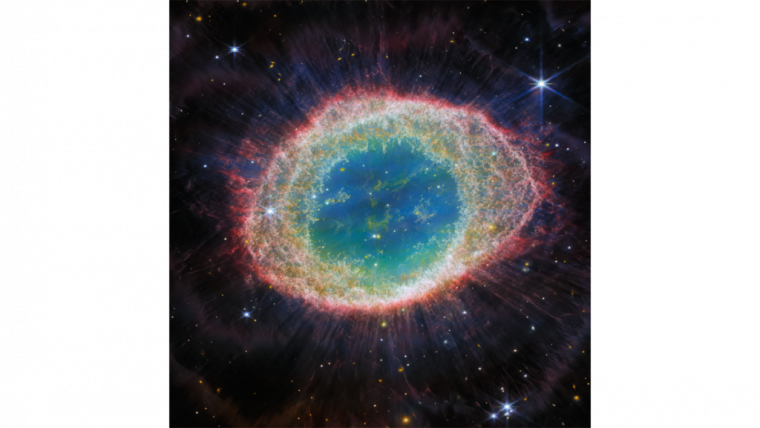Γνωστό και ως M57 και NGC 6720 και σχηματισμένο από ένα αστέρι που αποβάλλει τα εξωτερικά του στρώματα, το Δακτυλιοειδές Νεφέλωμα (Ring Nebula) βρίσκεται σχετικά κοντά στη Γη σε απόσταση περίπου 2.500 ετών φωτός μακριά