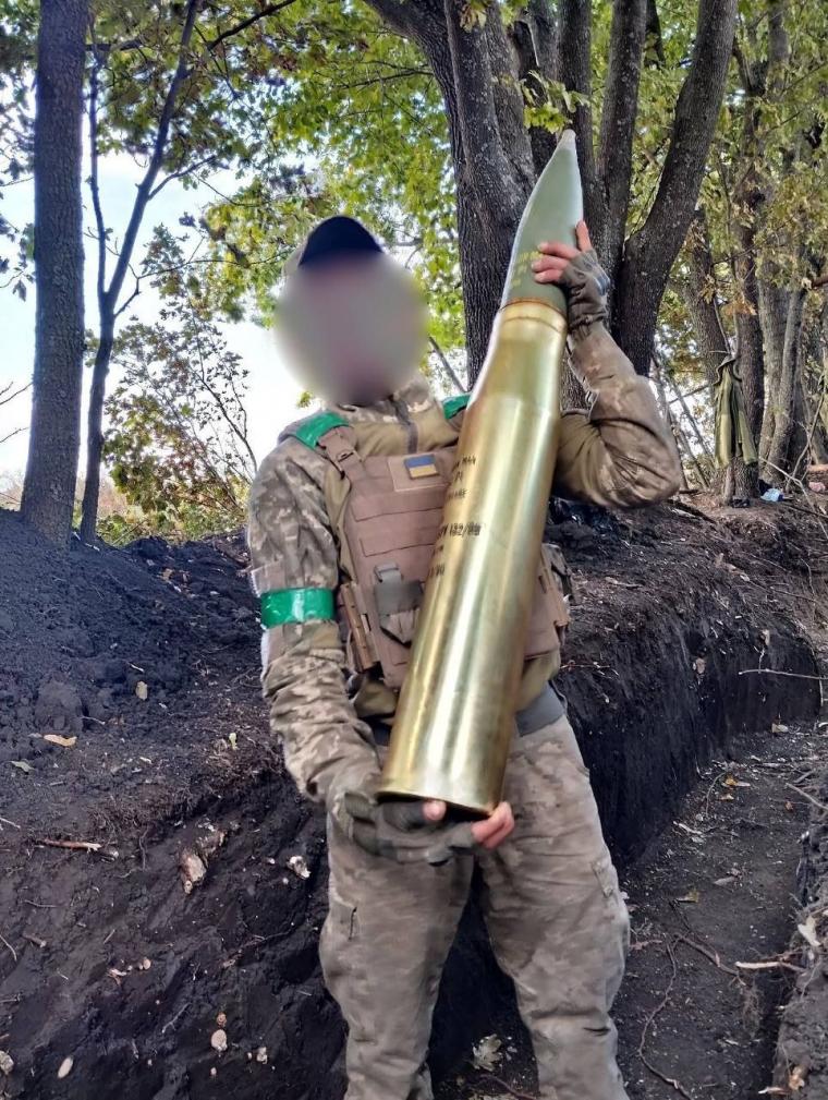 Ουκρανός στρατιώτης κρατάει βλήμα 100 χιλιοστών για το πυροβόλο BS-3