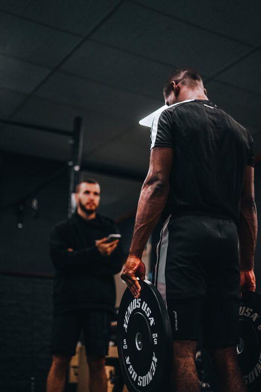 Οι στάσεις Ακρίδα και Κόμπρα Είναι δυο ασκήσεις γιόγκα που ενισχύουν όλη την πλάτη και τη μέση με στόχο το ξεμπλοκάρισμα των σπονδύλων. Ακρίδα: Ξάπλωσε μπρούμυτα στο χαλί. Βάλε τα χέρια σου στο πλάι και κοντά στο σώμα ώστε να σπρώξεις τα πόδια σου -ευθεία- στον αέρα, όσο ψηλότερα μπορείς. Μείνε εκεί για 30 με 60 δευτερόλεπτα. Επιστροφή στο πάτωμα και εκτέλεση άλλων 8 επαναλήψεων. Ολοκλήρωσε με 3 σετ.