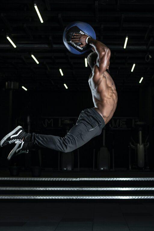 Κόμπρα: Ξάπλωσε μπρούμυτα στο χαλί όπως και στην Ακρίδα. Πίεσε τα χέρια ώστε να ανασηκωθεί το κεφάλι, οι ώμοι και το σώμα από την κοιλιά και πάνω όσο ψηλότερα μπορείς. Χρόνος αναμονής, επαναλήψεις και σετ, τα ίδια με την Ακρίδα.