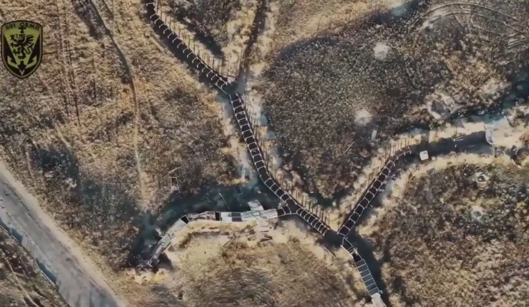 ρωσικά χαρακώματα καλυμμένα με πλαίσια κατά drones