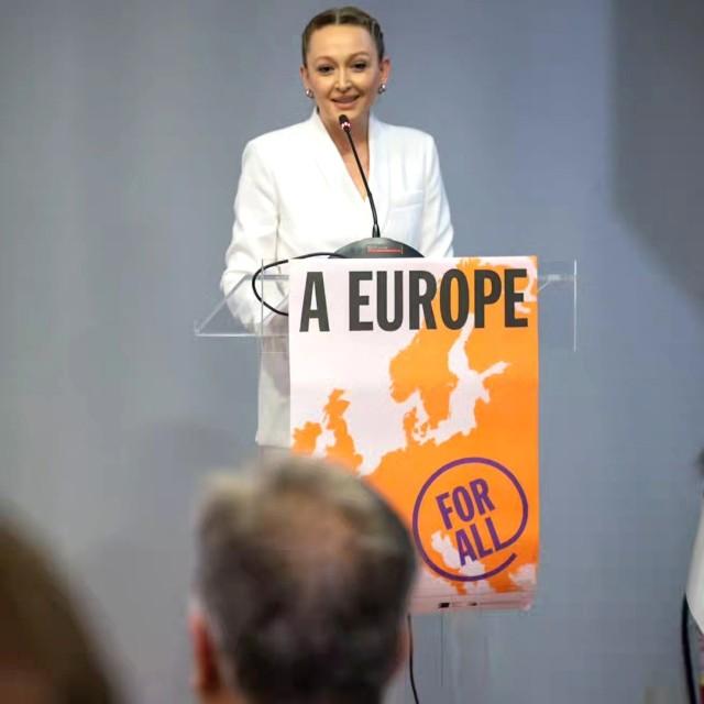 ΛΟΡΕΝΑ ΛΟΠΕΖ
