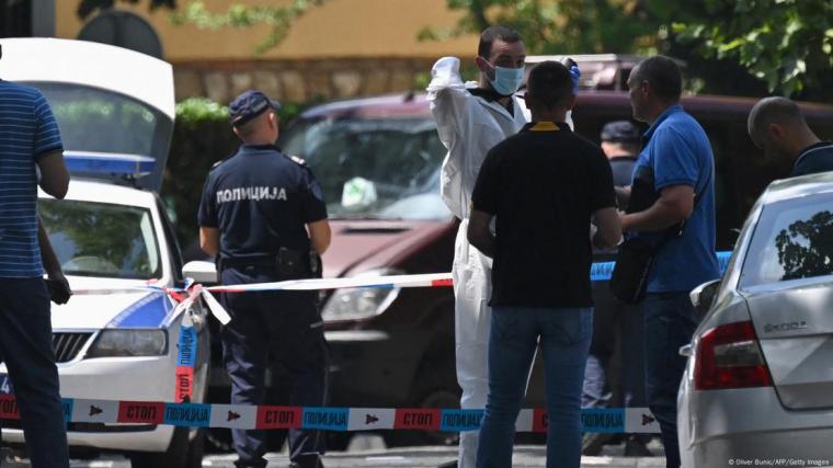 Άνδρες της σερβικής αστυνομίας έξω από την ισραηλινή πρεσβεία στο Βελιγράδι μετά την επίθεση